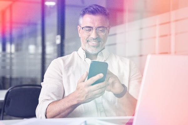 mosaicx-20251030-man-phone-laptop